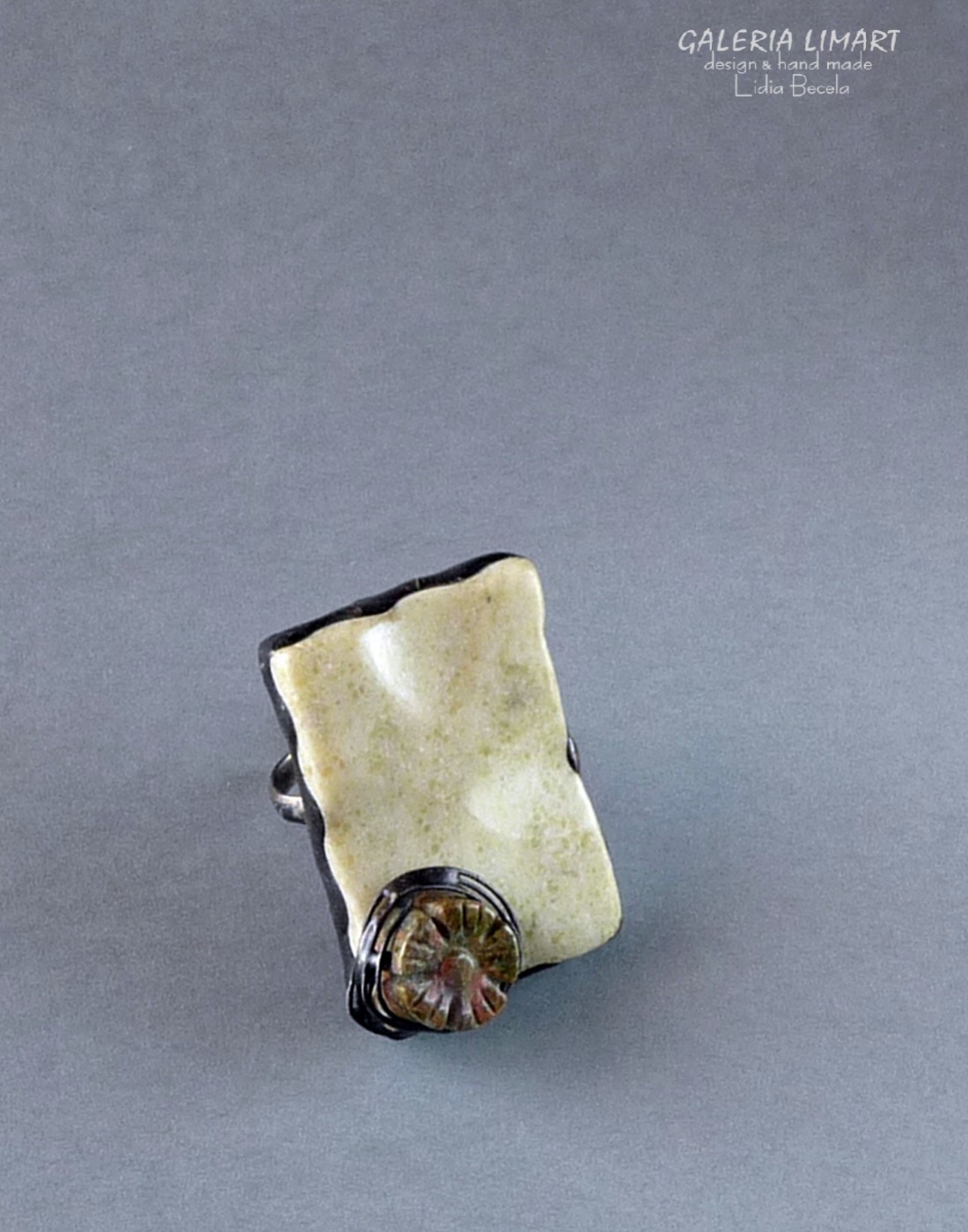Autorski, dorodny, okazały i spektakularny pierścień z jasnozielonego jaspisu